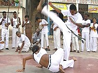 2 Capoeira-Kämpfer in Aktion