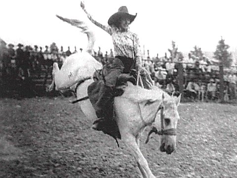 Schwarz-weiß Foto einer Rodeo-Reiterin [Klick auf das Bild, schließt das Fenster]